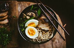 Oosterse Soba noedels met geroosterd varkensvlees