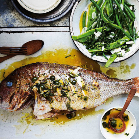 Snapper met witte wijn, groene olijven en peterselie