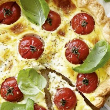 Quiche met tomaat, mozzarella en basilicum