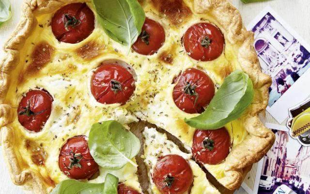 Quiche met tomaat, mozzarella en basilicum