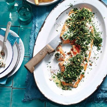 Zalmforel met tahin en kruidensalade
