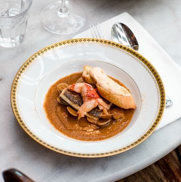 zeebaars & schaal- en schelpdieren met saus van bouillabaisse