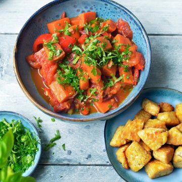 Indisch stoofpotje met zoete aardappel en tempeh